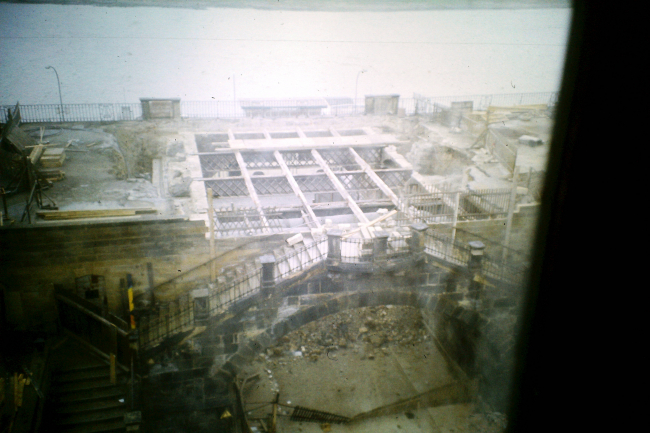 Blick aus dem jetzigen Hilton-Hotel (zum Zeitpunkt der Aufnahme in Bau) auf die Brühlsche Terasse