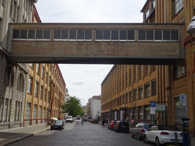 Hausverbindungsbrücke / Oudenarder Straße