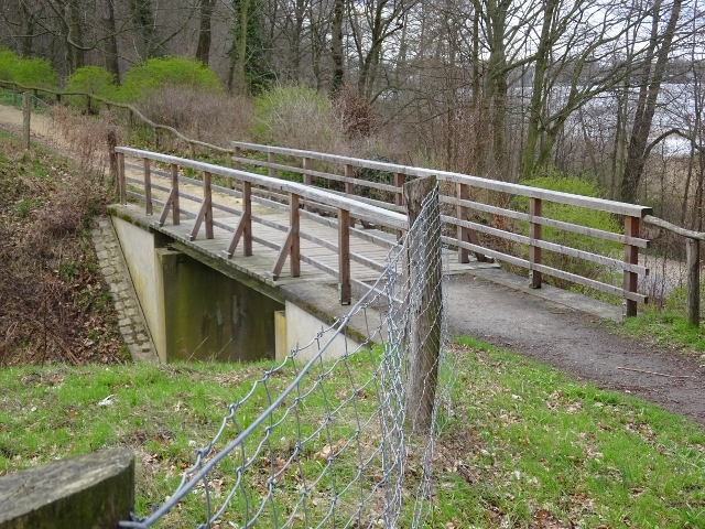 Höhenfußwegbrücke westlich Restaurant Moorlake
