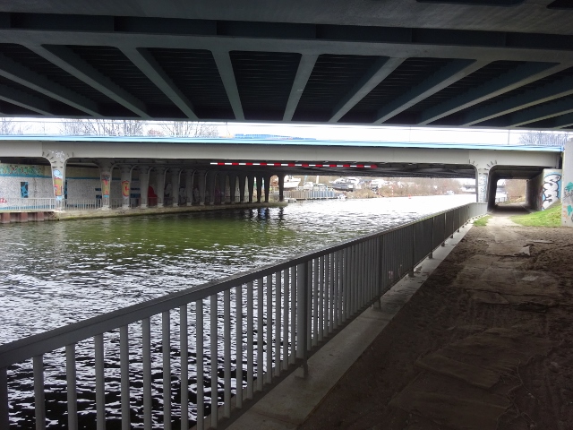 EÜ Strecke Berlin -Cottbus und oder BAR von und nach Süd / Teltowkanal, auf dem Bild im Vordergrund