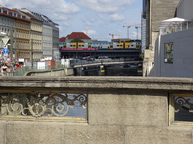 Pergamonsteg, der helle Streifen in der Bildmitte