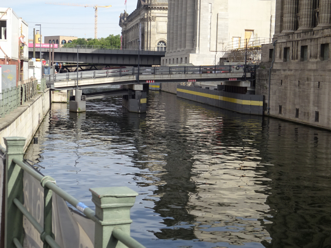 Stadtbahnbrücke Kupfergraben, im Bildhintergrund
