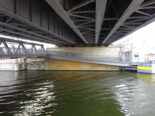 Stadtbahnbrücke Kupfergraben, in der Bildmitte oben