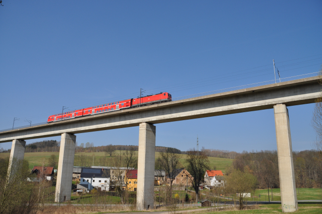 Regio auf Talbrücke I