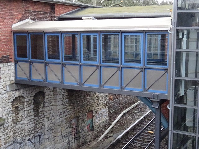 Liftbrücke Bahnhofszu- und abgang Wuhlheide
