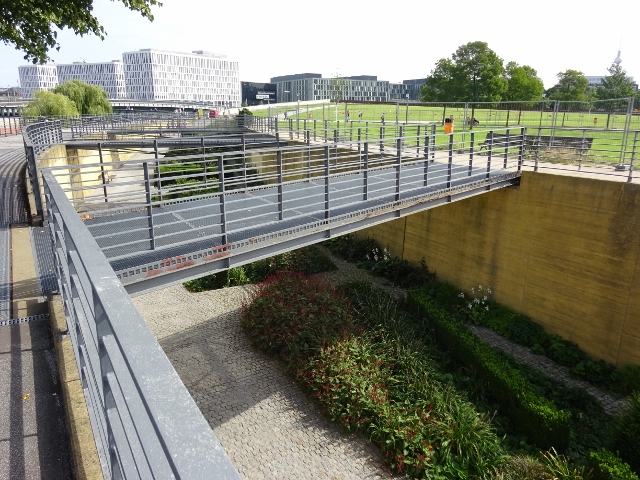 nordöstliche Brücke Spreebogenpark, 3. Brücke im Bild