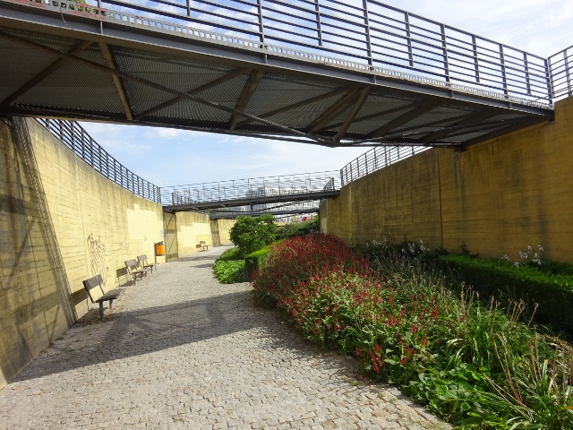 nordöstliche Brücke Spreebogenpark, letzte im Bild