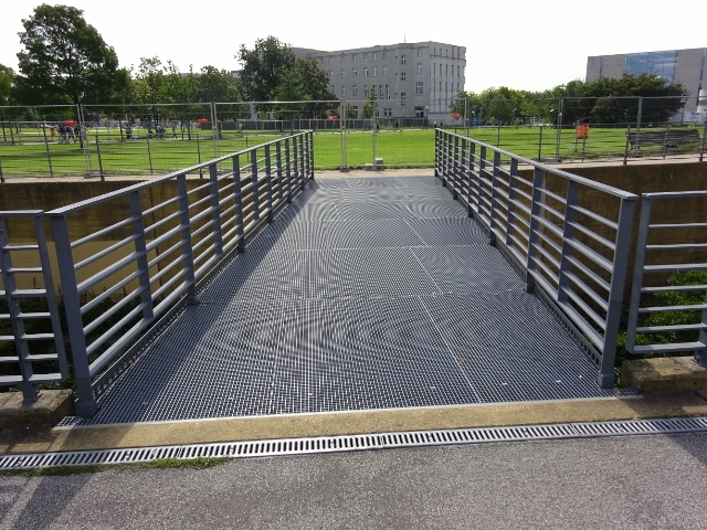 Mittlere Fußwegbrücke Spreebogenpark