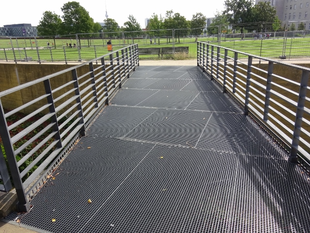 Mittlere Fußwegbrücke Spreebogenpark