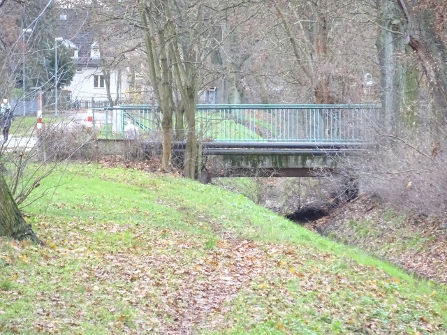 Raisdorfer Straßenbrücke / Fredersdorfer Mühlenfließ, im Bildhintergrund