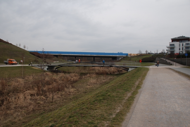 Ansicht von Westen, im Hintergrund Brücke B236