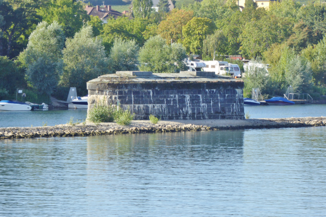 Pfeiler auf der Rüdesheimer Aue