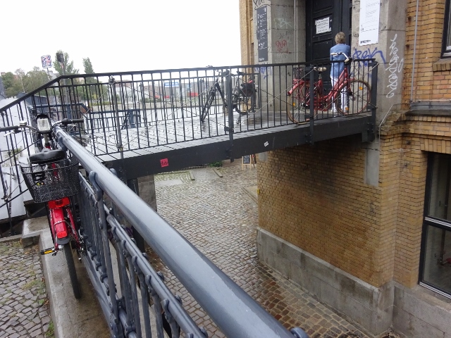 Hauszugangsbrücke Edisonstraße / Kellergeschoßgraben