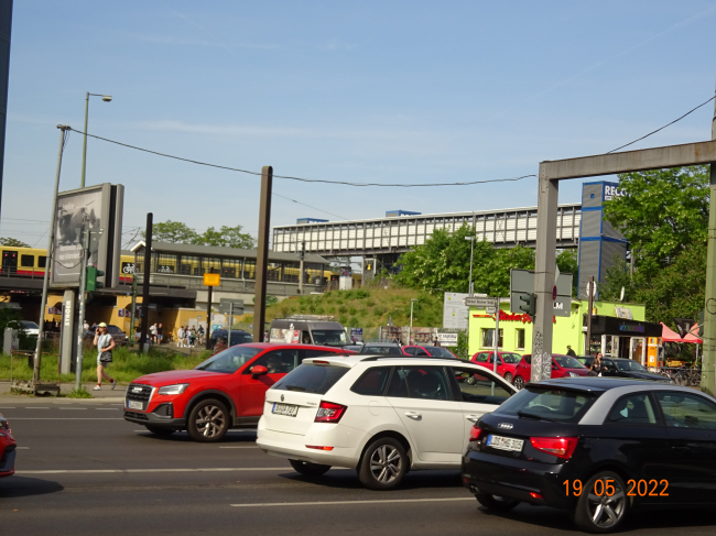 Fußwegbrücke von und zu den Bahnsteigen Bf: Schöneweide