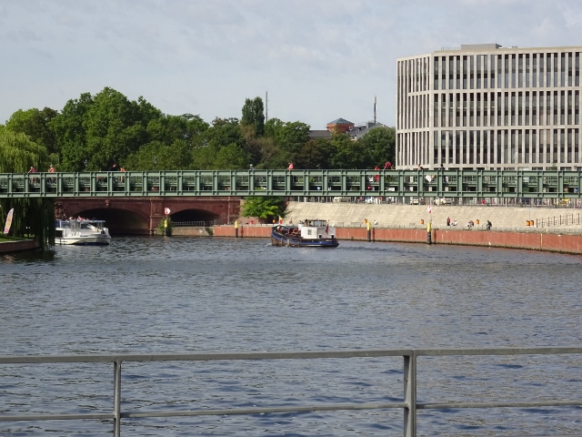 Gustav-Heinemann-Brücke im Bildvordergrund