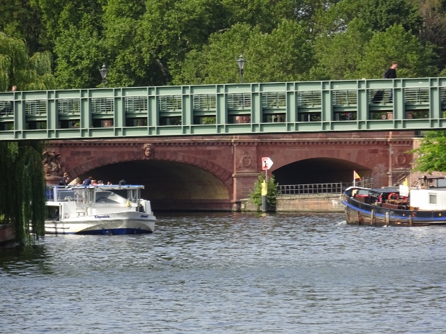 Gustav-Heinemann-Brücke im Bildvordergrund