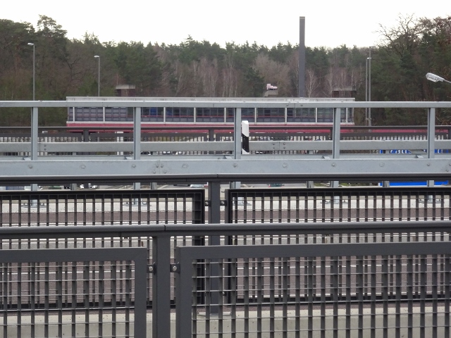 Fußwegbrücke am ehem. Grenzkontrollpunkt Dreilinden / A 115 Avus Autobahn, im Bildhintergrund, in rot