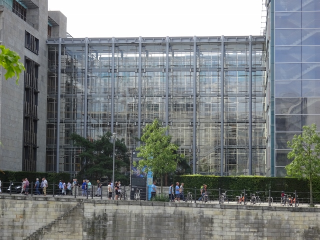 4 Fußwegbrücken übereinander im Jacob Kaiser Haus nahe der Wilhelmstraße