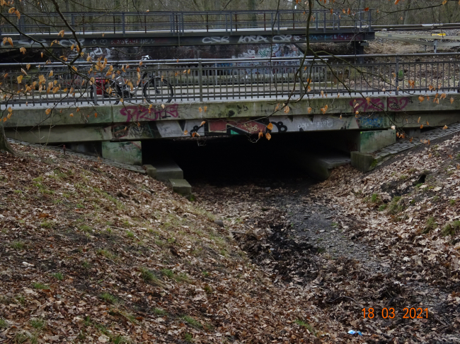 Kabelbrücke / Fredersdorfer Mühlenfließ, am oberen Bildrand