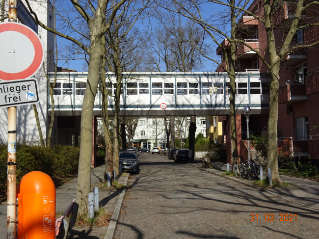 Fußwegbrücke / Schweinfurthstraße