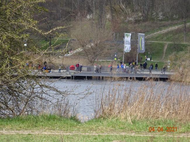 Fußwegbrücke zur Seetribühne / Wuhleteichrand, mit Übergang zum Biesdorf - Marzahner Grenzgraben