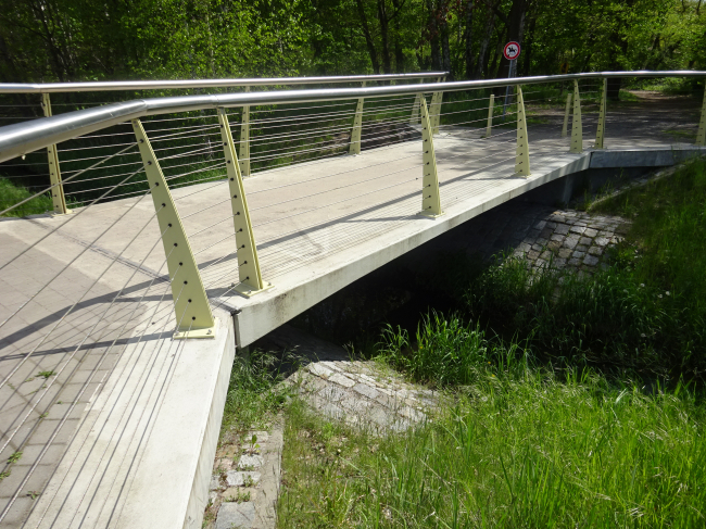 Fußwegbrücke an der Dompromenade / Panke
