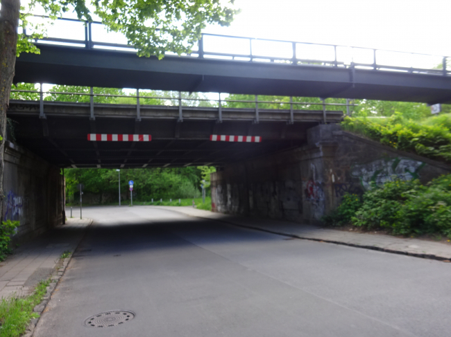 Kabelbrücke / Straße Pölnitzweg, im Bildvordergrund