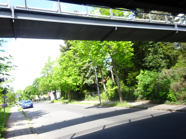 Kabelbrücke / Straße Pölnitzweg, im Bild oben