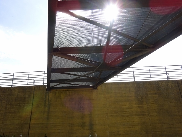 Südwestliche Fußgängerbrücke im Spreebogenpark