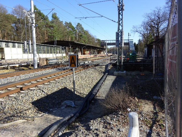 Bahnhofszugangsbrücke Bf. Wilhelmshagen / EU Strecke Berlin - Erkner - Frankfurt Oder, im Bildhintergrund