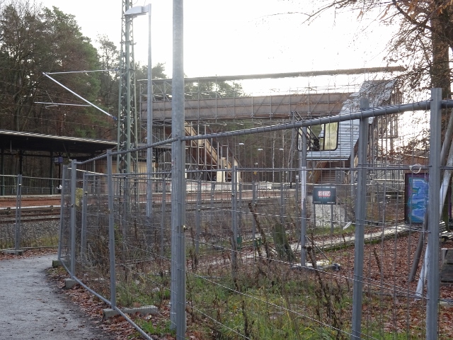 Bahnhofszugangsbrücke Bf. Wilhelmshagen / EU Strecke Berlin - Erkner - Frankfurt Oder, entfernt und oben im Bild