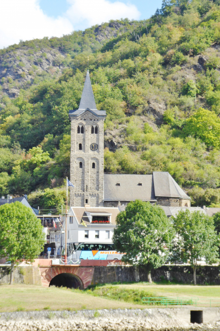 Steg (vorn) über den Wellmicher Bach