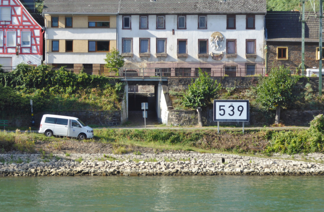 Brücke unter der linksrheinischen Bahnstrecke