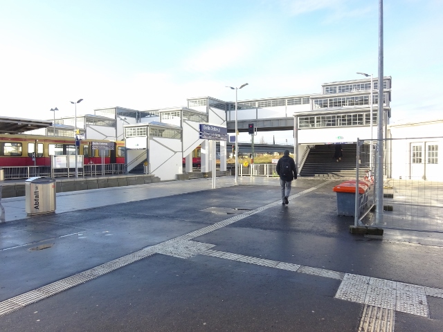 Bahnhofszugangbrücke West / EU alle Strecken Nah und Fern O-W Verkehr am Ostkreuz