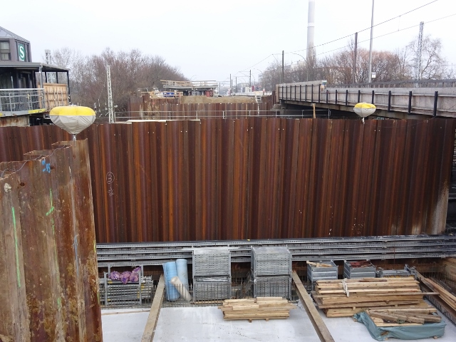 Fußwegbrücke von und zum Fahrstuhl / Böschung am Einschnitt des Bf. Rhinstraße