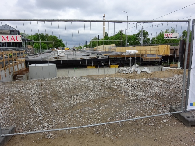 Fußwegbrücke von und zum Fahrstuhl / Böschung am Einschnitt des Bf. Rhinstraße, am linken Bildrand