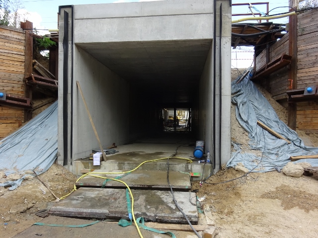 Kabelbrücke / Südostzugang zum Bahnhof , über dem Zugangsbauwerk