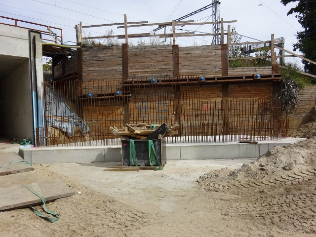 Kabelbrücke / Südostzugang zum Bahnhof Karlshorst, am oberen Bildrand