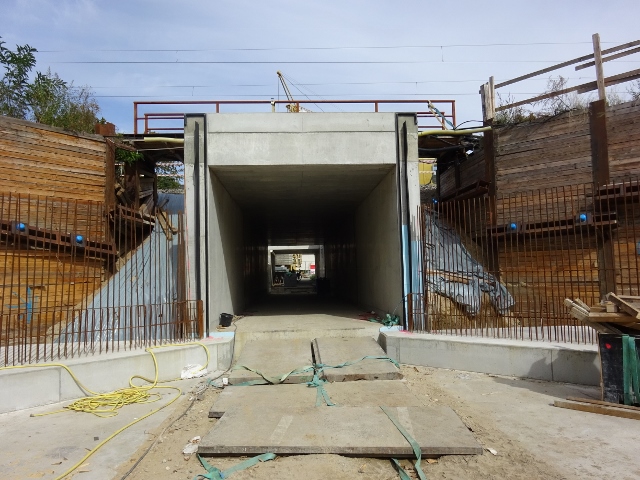 Kabelbrücke / Südostzugang zum Bahnhof Karlshorst, am oberen Bildrand