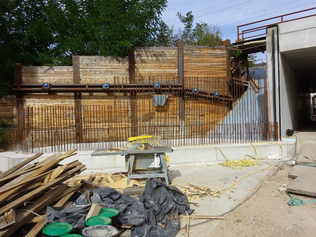 Kabelbrücke / Südostzugang zum Bahnhof Karlshorst, am oberen Bildrand