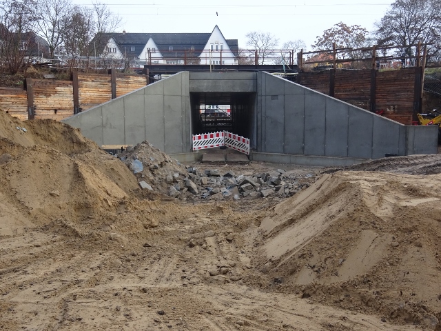Kabelbrücke / Südostzugang zum Bahnhof Karlshorst, am oberen Bildrand
