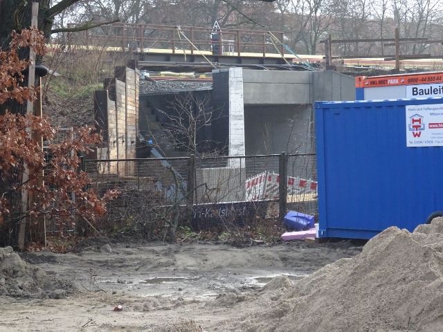 EÜ Fernbahngleise Berlin - Frankfurt Oder etc / Zu und Durchgang Bf. Karlshorst Südostende in der Bildmtte rechts