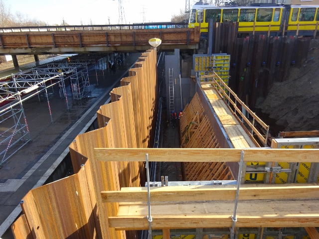 Neue Rhinstraßenbrücke / EU Strecke Berlin - Strausberg, Ahrensfelde, Wartenberg, im Bildvordergrund