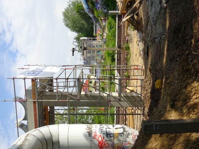 Neue Heizleitungsbrücke / EU Strecke Berlin - Strausberg - Küstrin, Pfeiler in der Bildmitte