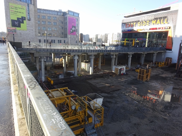 EAST SIDE MALL - Zugangsbrücke für Fußgänger