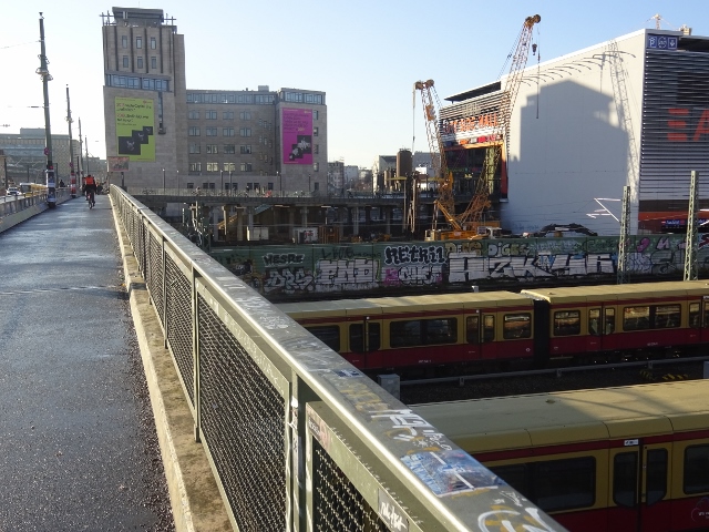 EAST SIDE MALL - Zugangsbrücke für Fußgänger, hinten rechts im Bild