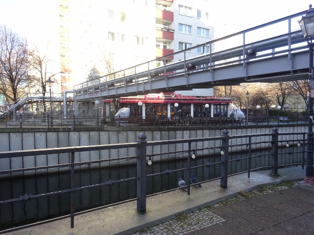 Rohrleitungsbrücke,oben im Bild