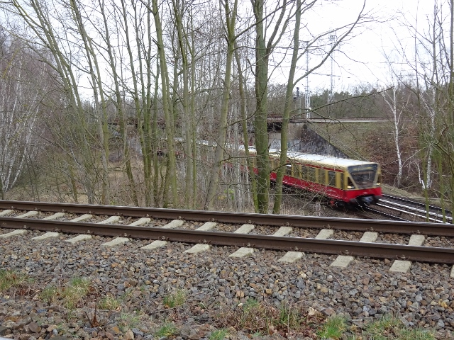 EÜ im Gleisezentrum des Grünauer Kreuzes nördlich der BAS 97200, im Bildhintergrund, hinter der S Bahn