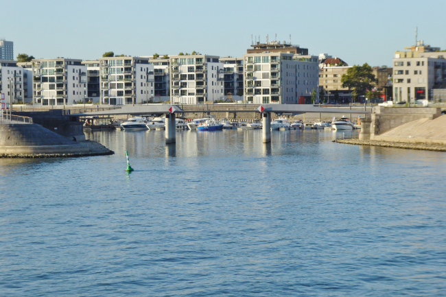 Zollhafenbrücke, Blick vom Strom