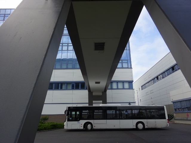 Waltersdorfer Höffnerbrücke Nordost / Weg im Möbelhaus